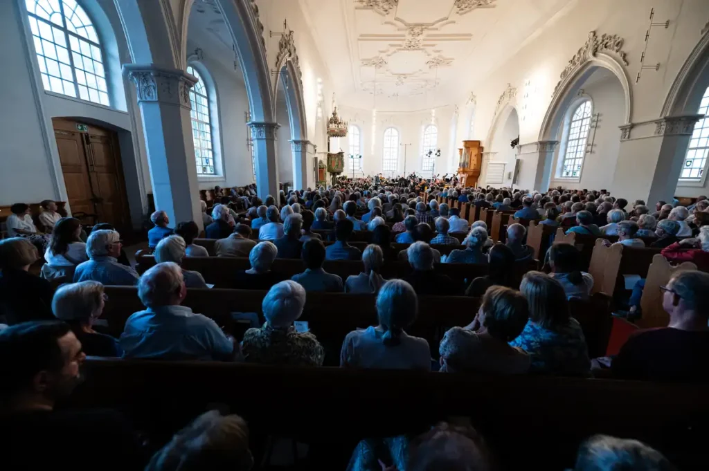 Vollbesetzte Stadtkirche